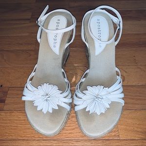APOSTROPHE WHITE WEDGE SANDALS SIZE 9